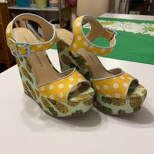 Chinese Laundry pineapple wedge platform heels. Cute vintage tropical look!